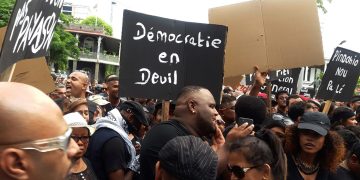 الديمقراطية ، "التحطيم" ، الثيوقراطية: الدوامة الأفريقية؟