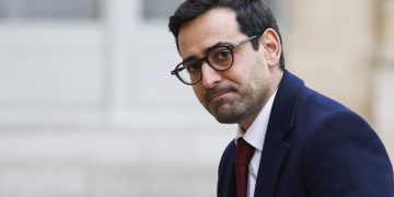 ففرنسا، المحظورة في غرب أفريقيا، تذهب إلى حيث تستطيع